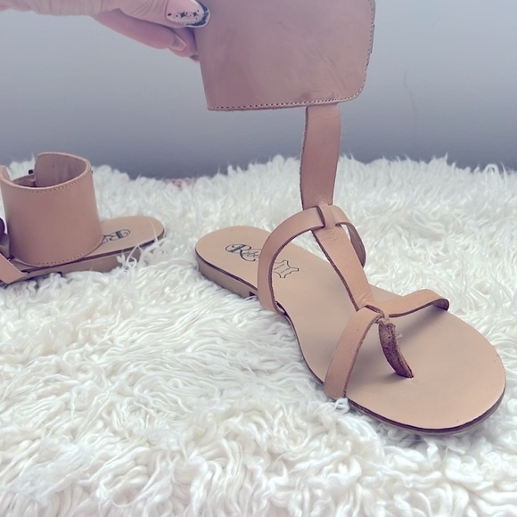 Super Cute & Stylish Rebel Tan Leather Gladiator Sandals with Ankle Cuff!ππ©΄π - Picture 3 of 9